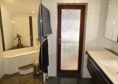Badezimmer mit Tür zum Carport